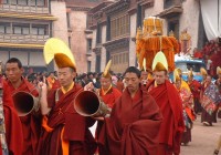 رهبان بوذيّة اﻟﭭاجرايانا في مسيرة بين المؤمنين. Chinese Buddhist Encyclopedia ©