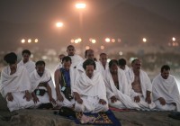 حجّاج يؤدّون فريضة الصلاة في (مكّة). Mosa ab Elshamy/AP ©