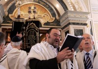 يهود من المغرب يؤدون الصلاة في كنيس يهودي في الدار البيضاء ©ABDELHAK SENNA / AFP