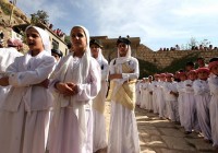 صبيان وبنات أيزيديّون ينشدون أغانٍ دينيّة في معبد لالش (العراق). - AFP ©