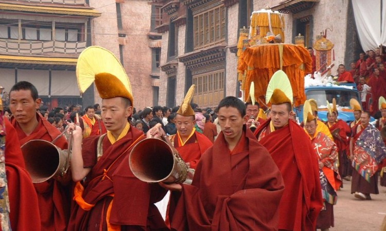 رهبان بوذيّة اﻟﭭاجرايانا في مسيرة بين المؤمنين. Chinese Buddhist Encyclopedia ©