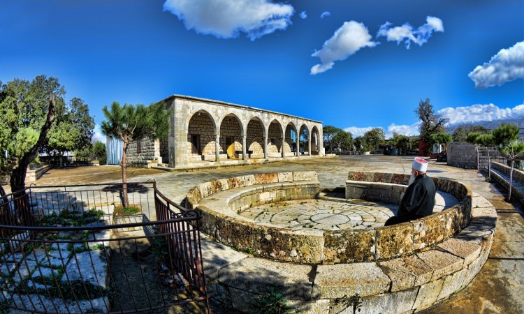 الدائرة الحجريّة أمام خلوات البيَّاضة، حاصبيا (لبنان). زياد الشوفي ©