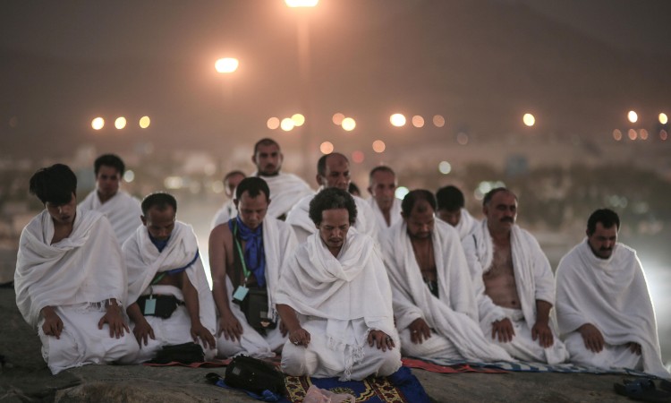 حجّاج يؤدّون فريضة الصلاة في (مكّة). Mosa ab Elshamy/AP ©